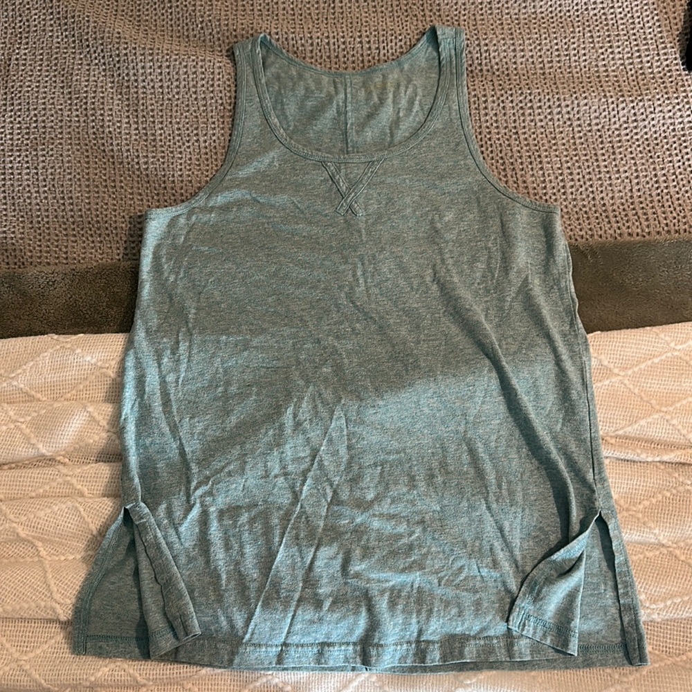 Blue heathered polyester oversized tank top. Round neck with side slits